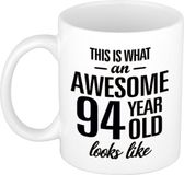 Bellatio Decorations This is what an awesome 94 year old looks like - cadeau koffiemok - beker - 300 ml - verjaardag 94 jaar - kado mok / beker