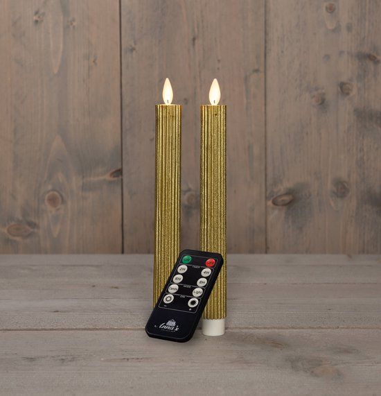 Anna's Collection Dinerkaars ribbel wax led bewegende vlam op batterij met afstandsbediening 2 stuks h23 cm goud