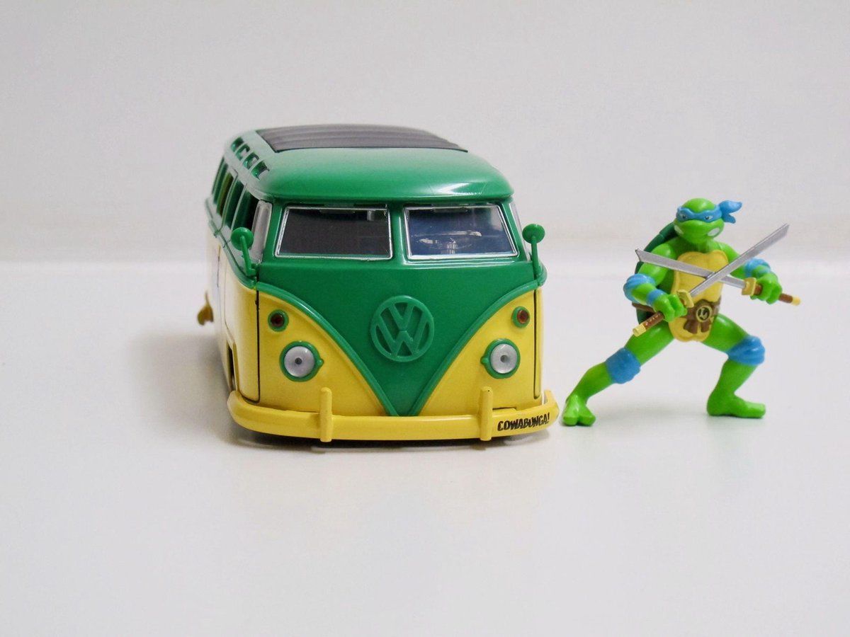 JADA 1/24 VW Bus T1 "Teenage Mutant Ninja Turtles" + Leonardo figuur - 0801310317860