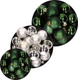 Decoris Kaemingk B.V. Kerstversiering kunststof kerstballen kleuren mix donkergroen/zilver 4-6-8 cm pakket van 68x stuks