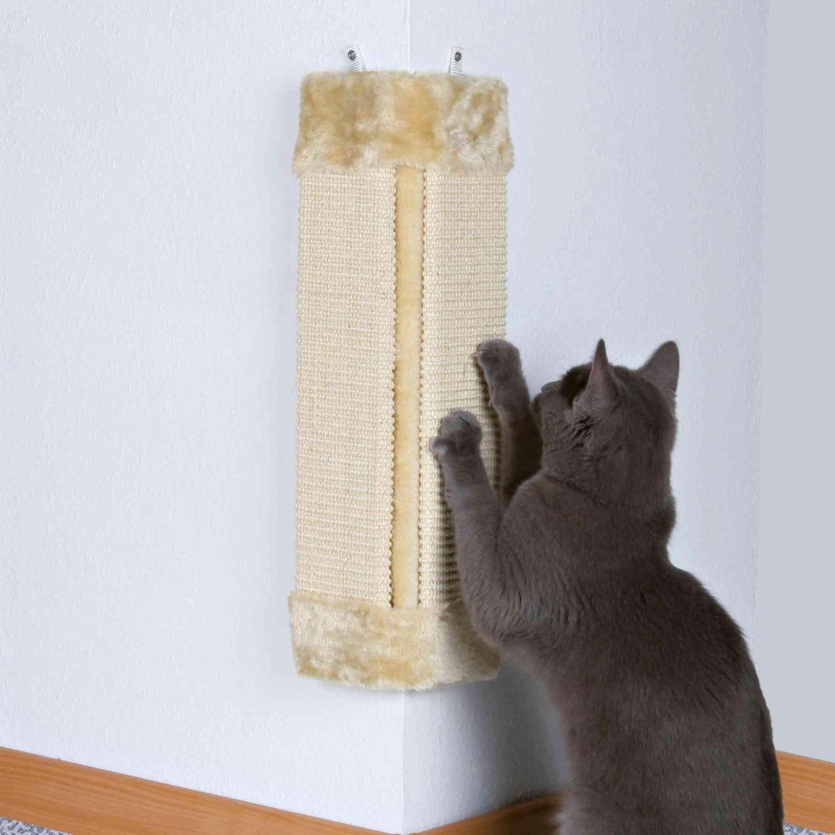 TRIXIE krabplank hoek sisaltapijt / pluche met catnip naturel / beige 23x49 cm