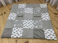 Kruipdeken, patchworkdeken, speeldeken, babydeken, mooi gestoffeerd met naam en datum geborduurd, ideaal als geschenk125 x 125 cm