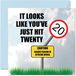 Grappige Just Hit Twenty Grappige 20e verjaardagskaarten voor mannen en vrouwen - Gelukkige verjaardagskaart voor zoon dochter broer zus vriend collega oom tante, 145 mm x 145 mm Banter Joke Bday wenskaarten