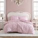 Betsey Johnson - King dekbedovertrekset, superzacht beddengoed met bijpassende shams, chique huisdecoratie, Oeko-Tex gecertificeerd (roze (balletstrikken, roze, kingsize)