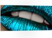 Plaque de mousse PVC - Gros plan de lèvres bleu métallique - 100x50 cm - Photo sur plaque de mousse PVC