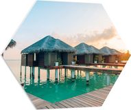Merkloos / Sans marque PVC Schuimplaat Hexagon - Houten Hutjes boven de Zee tijdens Zonsondergang - 80x69.6 cm