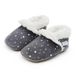 Dotty Fish Suède pantoffels voor baby's en kinderen, zachte antislipzool, warme fleecevoering, blotevoeteneffect, jongens en meisjes, 0-5 jaar, Zilveren sterren