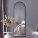 MirrorOutlet Volledige lengte zwarte grote hoge gebogen metalen moderne wandspiegel: 160 x 53 cm