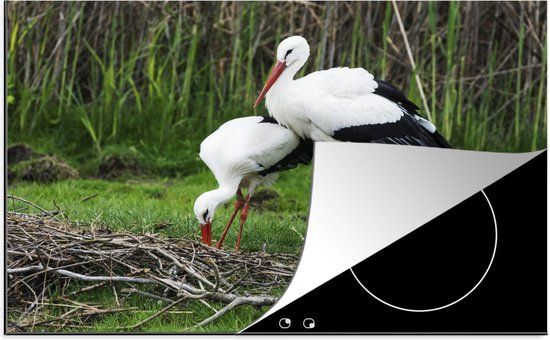 KitchenYeah® Inductie beschermer 77x51 cm - Twee ooievaars op zoek naar takken voor een nest - Inductiebeschermer voor inductiekookplaat