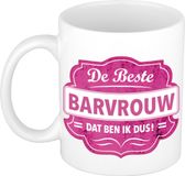 Bellatio Decorations De beste barvrouw cadeau koffiemok / theebeker wit met roze embleem - 300 ml - keramiek - cadeaumok barvrouw / barmaid