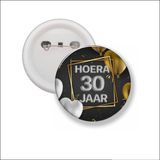 MC Living KadoExpress Button Met Speld 58 MM - Hoera 30 Jaar