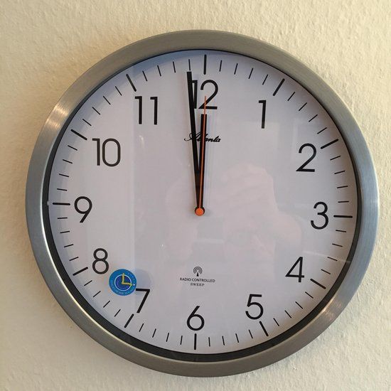 Atlanta Wandklok 4382-4 - Radiogestuurd - Zwart - 30 cm