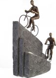 Rawa Geschenken Sculptuur Samen de weg omhoog klimmen beeld brons