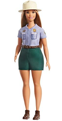 Barbie GNB31 - Barbie® (30,4 cm) Blonde Curvy Boswachterpop in uniform met strohoed