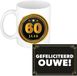 Bellatio Decorations Verjaardag cadeau koffiemok - thema 60 jaar - man - Medaille - met gefeliciteerd ouwe wenskaart - A5 - leeftijd humor
