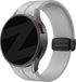 Bandz siliconen band met D-Buckle geschikt voor Samsung Galaxy Watch 7 (40 & 44mm) / Watch 6 (Classic) / 5 40mm & 44mm / 5 Pro / 4 & Watch 4 Classic / Watch FE - lichtgrijs