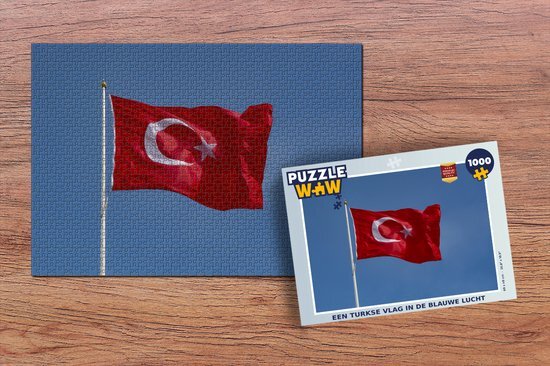 MuchoWow Puzzel Een Turkse vlag in de blauwe lucht - Legpuzzel - Puzzel 1000 stukjes volwassenen