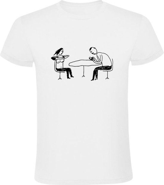 Man ziet alleen zijn telefoon en niet de borsten van de vrouw Heren T-shirt - Wit - Katoen - Maat S