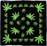 Merkloos Bandana zakdoek met wietblaadjes print - polyester - 55 x 55 cm - Carnaval verkleed artikel - Rasta - Hippie