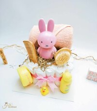 Kraamcadeau voor Meisje 32 stuks - Hawsaz.nl Cadeau - Genderneutraal kraamcadeau - Originele Babycadeau's - 25 luiers newborn - Luiertaart - Babycadeau - Babygeschenkset - Babyshower - Gepersonaliseerde cadeaus - Nijntje - Zwitsal - Babyverzorging