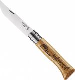 Opinel No.08 Boar Engraved Zakmes RVS Eikenhout