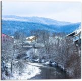 Merkloos / Sans marque Foto op Aluminium - Kleine Rivier langs Huisjes in Skigebied - 50x50 cm - Dibond