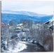Merkloos / Sans marque Foto op Aluminium - Kleine Rivier langs Huisjes in Skigebied - 50x50 cm - Dibond