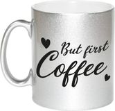 Bellatio Decorations Zilveren but first coffee cadeau mok / beker met hartjes - 330 ml - keramiek - koffiemok voor de koffieliefhebber