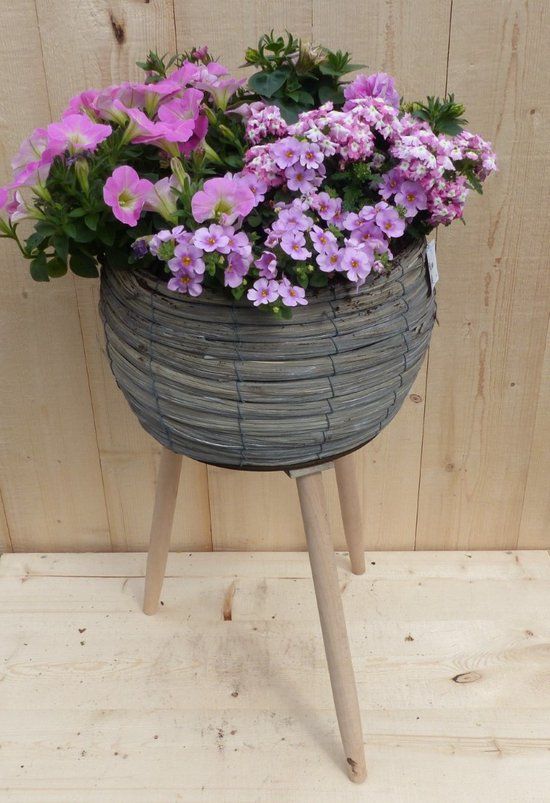 Warentuin Natuurlijk Riet plantenbak grijs op poten met zomerbloeiers roze h55 cm