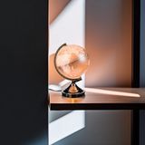 Out of the Blue Lampe globe terrestre – Globe rotatif avec éclairage – Ø 14 cm – Éducatif et décoratif
