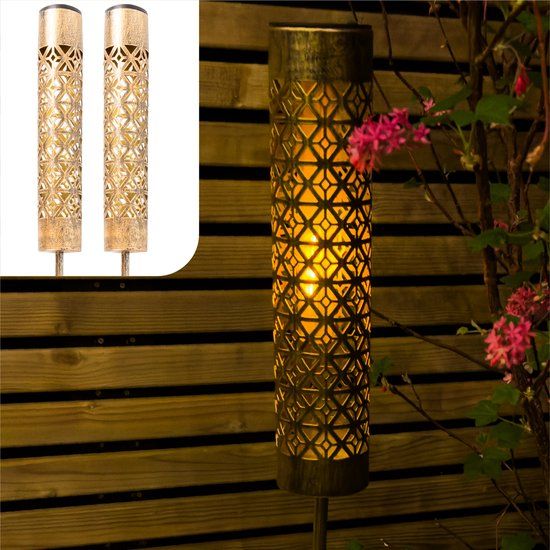 Gadgy Solar Tuinverlichting – 2x Staande Lampen met Bewegend Vlam Effect – Goud Metaal – LED Sfeerlampen op Zonne-energie – Voor Buiten – Weerbestendig – 98 cm Hoog - Grondspies