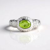Cavill - Zilveren Ring met Ovale Peridoot 1,037 ct - 925 Sterling Zilver met Platina Afwerking - Elegante Damesring - Groene Edelsteen Bezelzetting