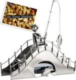 BRUBAKER Flessenhouder visser op een brug metalen sculptuur cadeau met wenskaart