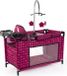 Poppenbed Bayer Design Poppenbed met geïntegreerde kinderstoel, kastcompartiment, mobiel, kussen, dekbed, poppenaccessoires in bordeaux