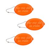 Fisura – Ovale rubberen portemonnee “No me da la vida” oranje. Retro portemonneetje met ketting, zakmodel unisex met attitude. 3 stuks.