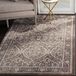 SAFAVIEH Distressed Valencia Collection Vloerkleed voor woonkamer, eetkamer, slaapkamer, korte pool, grijs en bruin, 91 x 152 cm