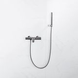 FortiFura Calvi Thermostatische badkraan met staafhanddouche, handdouchehouder en metalen doucheslang - PVD - geborsteld gunmetal (antraciet)