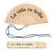 Fisura Originele waaier met de boodschap "Het leven is mooi", moderne en kleurrijke houten waaiers, gele handventilator met strepen, ophangsysteem inbegrepen, grappig cadeau-idee, 42,5 x 23 cm