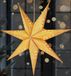 BRUBAKER 3D Kerstster om op te Hangen - LED Papieren Ster met Timer - 60 cm Adventster met Modern Patroon - Werkt op Batterijen en Verlicht - Kerstdecoratie Lichtster voor Venster - Goud