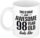 Bellatio Decorations This is what an awesome 98 year old looks like - cadeau koffiemok - beker - 300 ml - verjaardag 98 jaar - kado mok / beker
