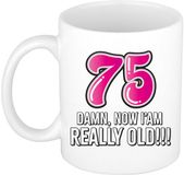 Bellatio Decorations Verjaardag cadeau mok 75 jaar - nu ben ik echt oud! - roze - 300 ml - keramiek