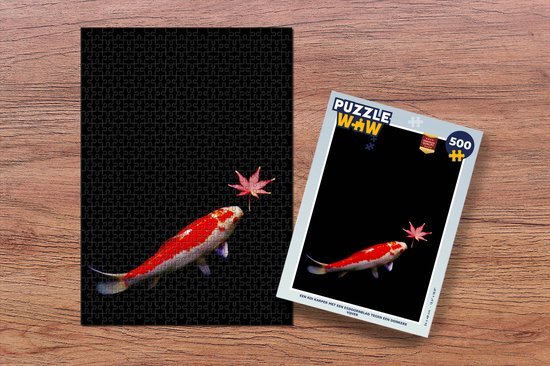 MuchoWow Puzzel Een koi karper met een esdoornblad donkere vijver - Legpuzzel - Puzzel 500 stukjes