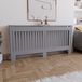 Vida Designs Chelsea Radiatorombouw Olive Grey - Extra Groot - Modern verticaal lamellenontwerp voor optimale warmtecirculatie - H82xW172xD19cm - Geschilderde MDF-kast Ideaal voor woonkamer en gang