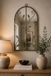 MirrorOutlet The Arcus - betonnen kleur ingelijst moderne gebogen wandspiegel 31" X 18" (80CM X 46CM) Zilver spiegelglas met zwarte achterkant voor alle weersomstandigheden.