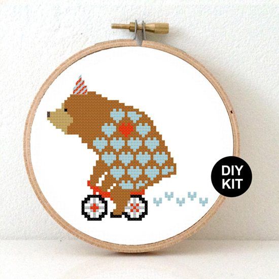 Studio Koekoek Beer op Fiets borduurpakket - geboorte borduurpakketten voor kinderkamer - Circus beer borduren - modern borduurpatroon inclusief borduurring en DMC garen