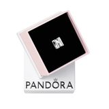 PANDORA Moments Letter M - Omkeerbaar Alfabetbedel in sterling zilver met geperste harten en kralen op de achterkant - compatibel met armbanden Moments Collectie