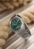 Timex Q Timex Continental GMT Quartz Analoog Horloge Zilverkleurig en Groen Kast Gemaakt van 100% Roestvrij Staal en een Armband van 100% Roestvrij Staal 39 TW2Y24800AJ