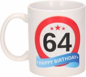 Bellatio Decorations Beallatio Decorations - 64 jaar Verjaardag koffiemok - cadeau beker - stopbord print met happy birthday - 300 ml - keramiek - wit