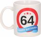 Bellatio Decorations Beallatio Decorations - 64 jaar Verjaardag koffiemok - cadeau beker - stopbord print met happy birthday - 300 ml - keramiek - wit