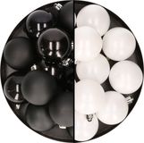 Kerstversiering 24x stuks kunststof kerstballen mix van wit en zwart 6 cm